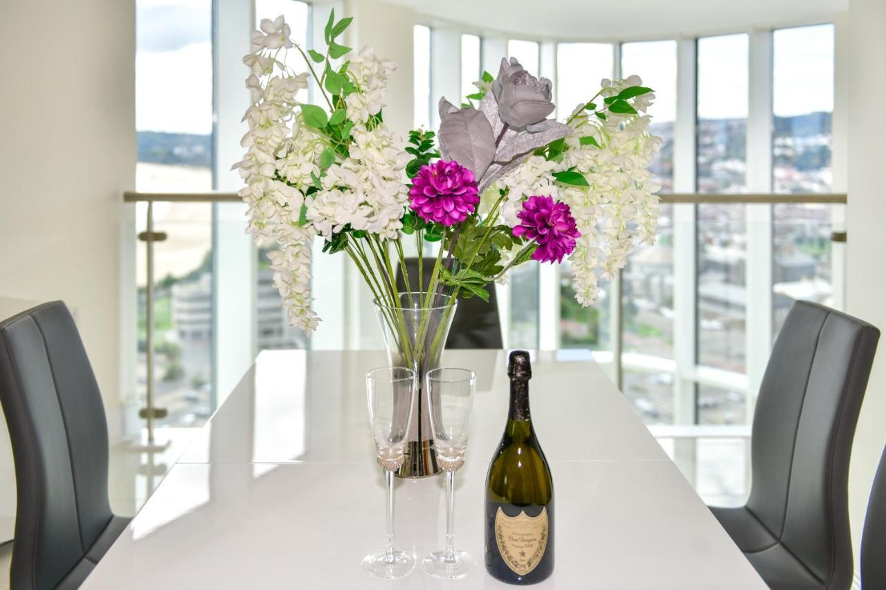 Just Stay Wales - Meridian Quay Penthouses Свонсі Екстер'єр фото