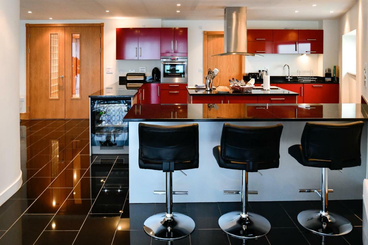 Just Stay Wales - Meridian Quay Penthouses Свонсі Екстер'єр фото