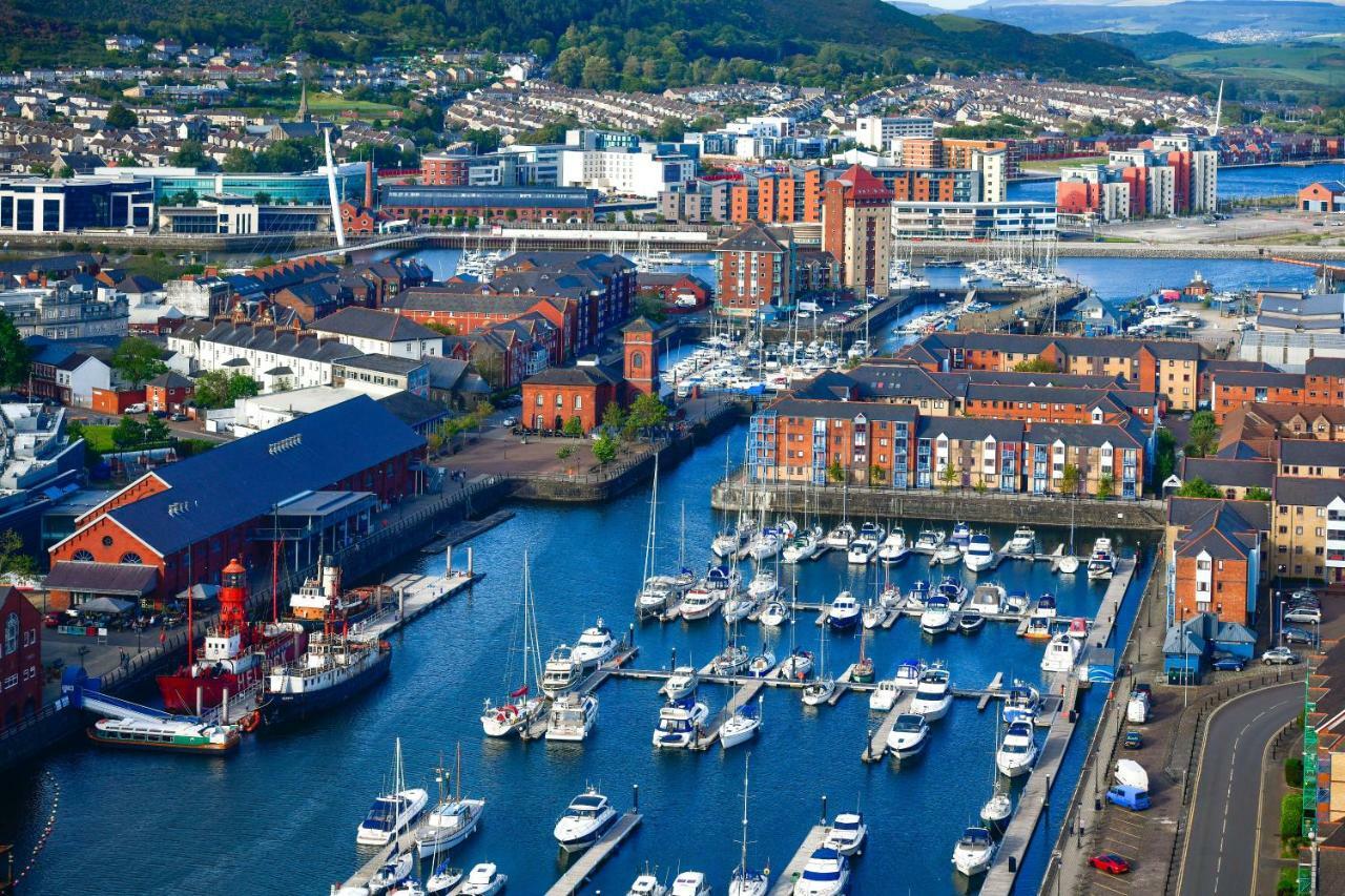 Just Stay Wales - Meridian Quay Penthouses Свонсі Екстер'єр фото